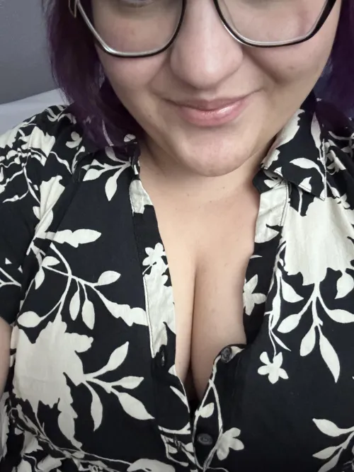 Thumbnail Bellatrixie7-1 Teases with Cleavage | BBW