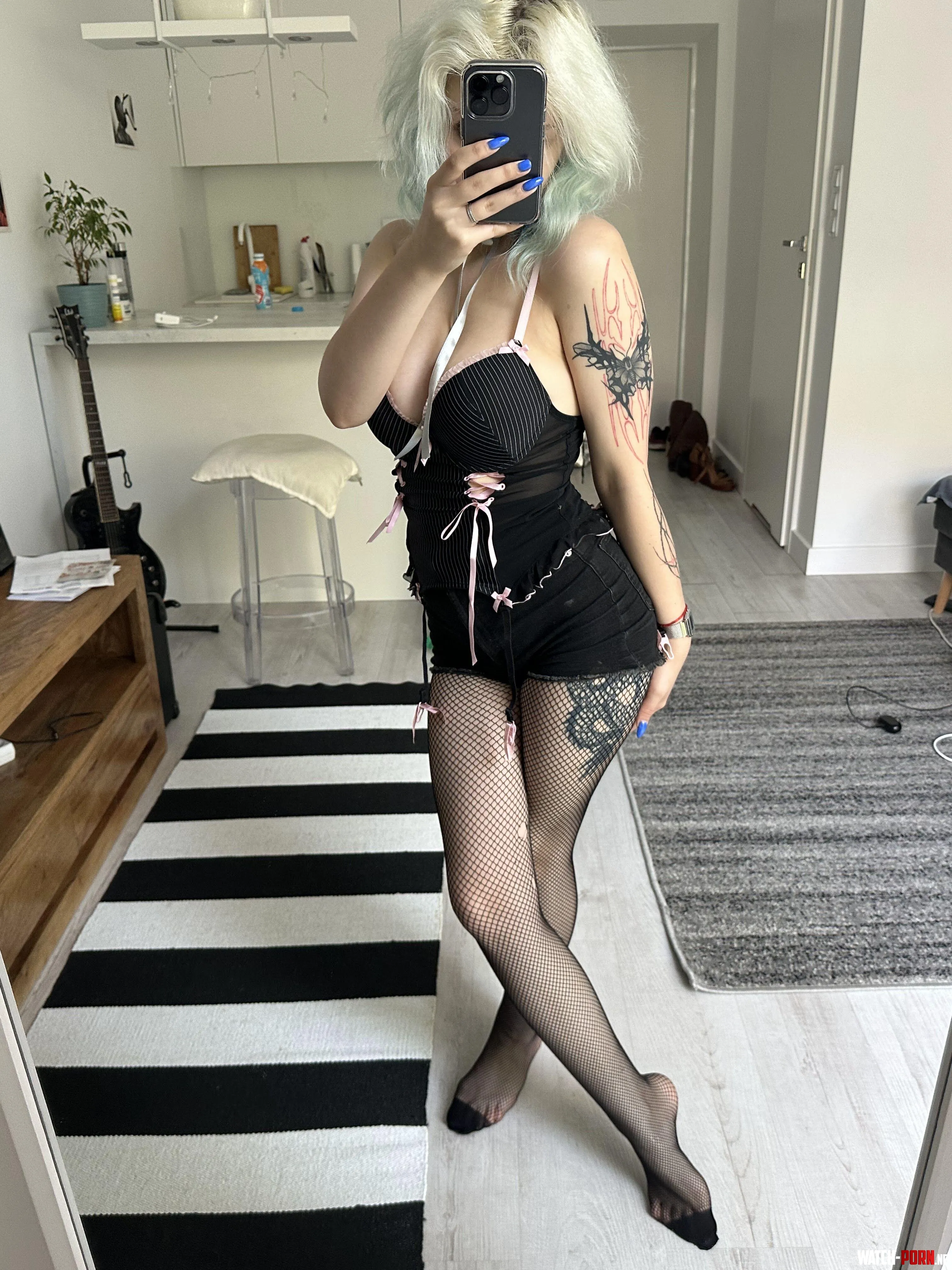 Long legs is always the best decision by ShantiAngel