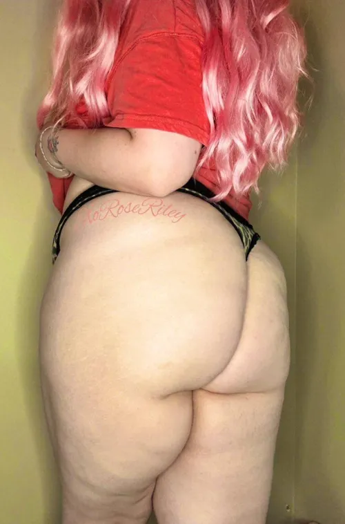 Thumbnail XoRoseRiley Flaunts 'Big Juicy Butt' on Wagon Wednesday in GoneWildPlus