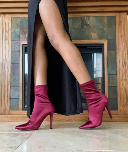 Thumbnail Seductive Slips and Thighs: A Sensual Combination