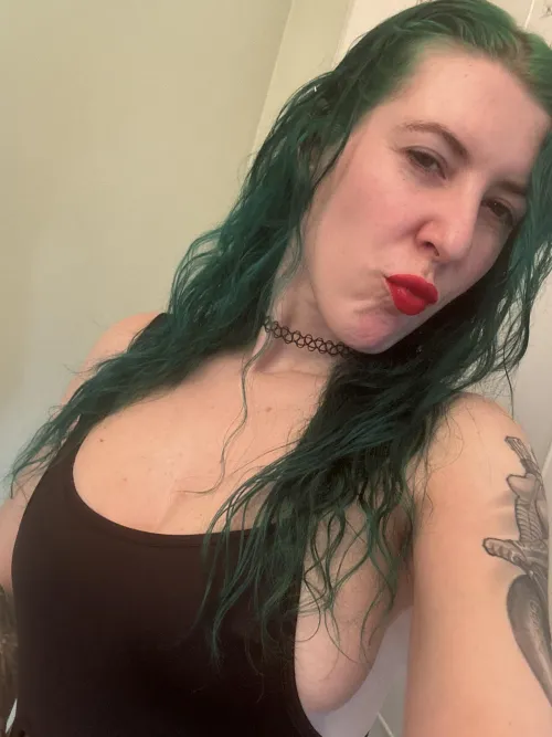 Thumbnail Mesmerizing Green Kisses: sirenskiss3's Enchantment