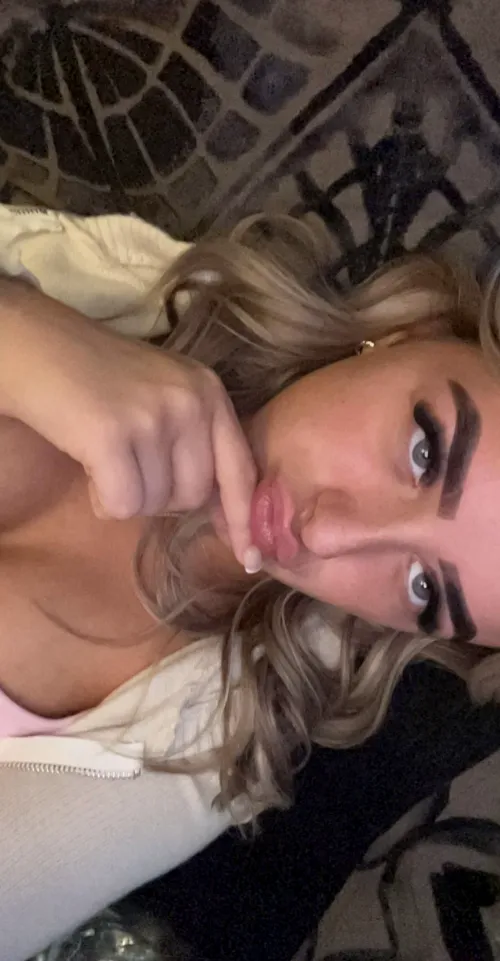 Thumbnail Seductive Tease: 18f's Provocative Invitation