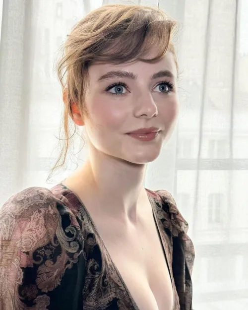 Thumbnail KG101411 Explores the Elegance of Thomasin McKenzie | gentlemanboners