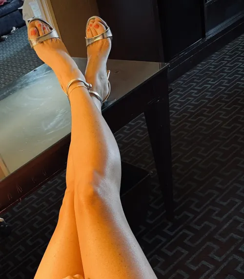 Thumbnail Smokinhotfootmilf Explores Heels and Beautiful Legs in classysexy Category