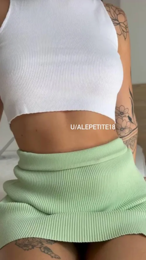Thumbnail Simply Stunning: Minimalist Fashion Ideas for Croptopgirls by alepetite18