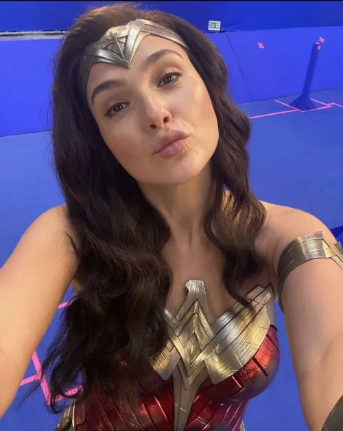 Thumbnail Gal Gadot Embraces Wonder Woman Glory | cor0094