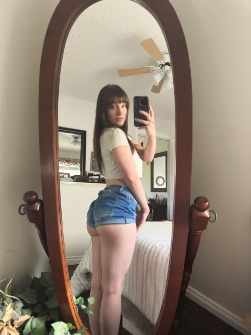 Thumbnail natalliahemp Feeling Cheeky in This MirrorSelfie Moment
