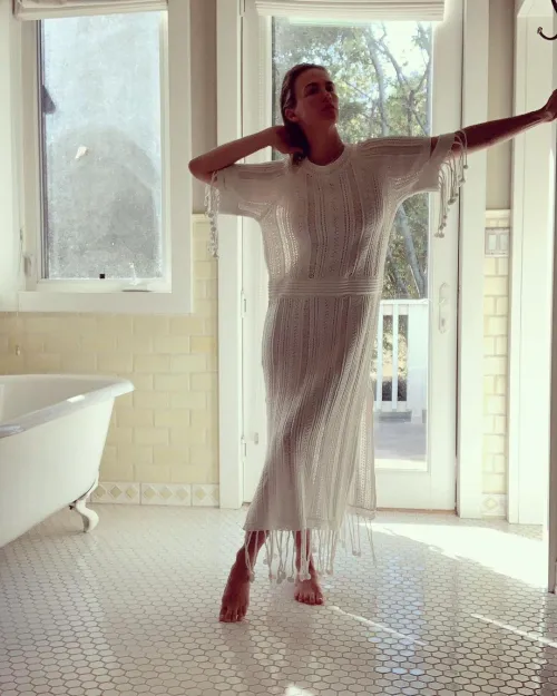 Thumbnail Postshower Beauty: January Jones' Photo Op by b6421