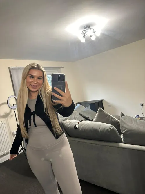 Thumbnail Arielgracex's Neighborly Encounter: Through Glass Doors
