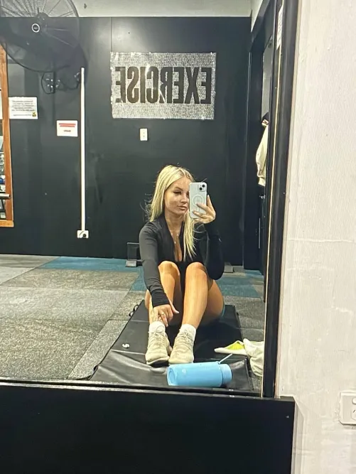 Thumbnail KnappSylvia's MirrorSelfie Chronicles: Boredom at the Gym