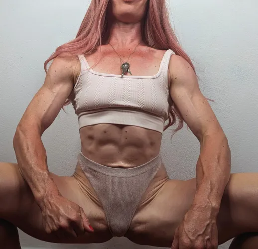 Thumbnail Powerfulzoyaxxx Exemplifies Fit Mommy Strength and Grace