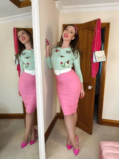 Thumbnail A Smile Gal in Her Chic Pencil Skirt | Bunny_Bardot
