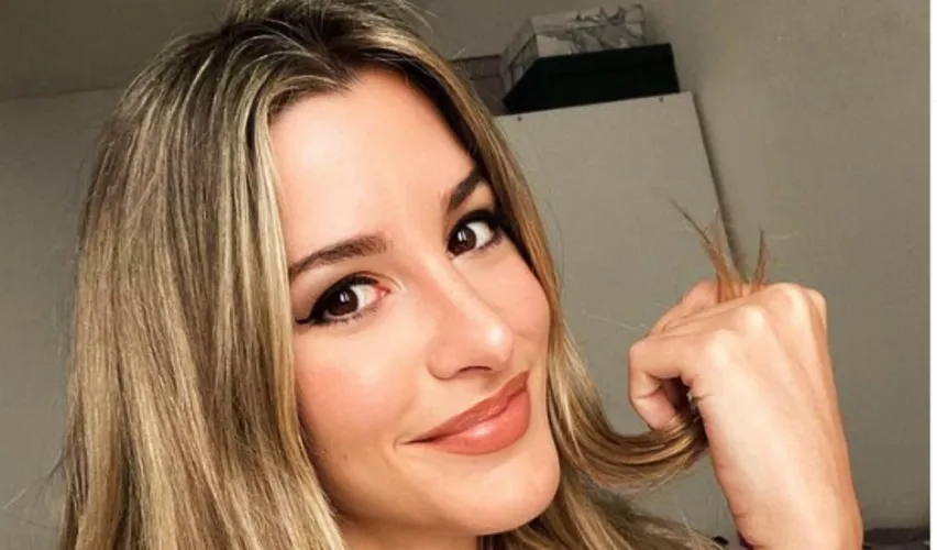 Thumbnail Graceful Allure: Ana Quiles' Radiance Shines Through