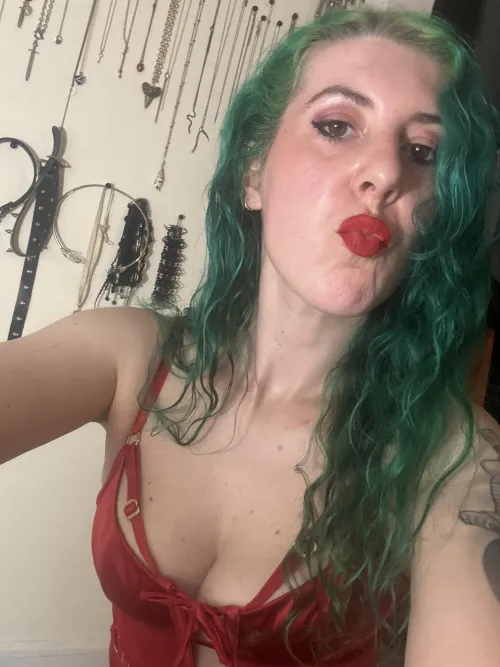 Thumbnail Siren's Red Pucker: sirenskiss3's Seductive Tale