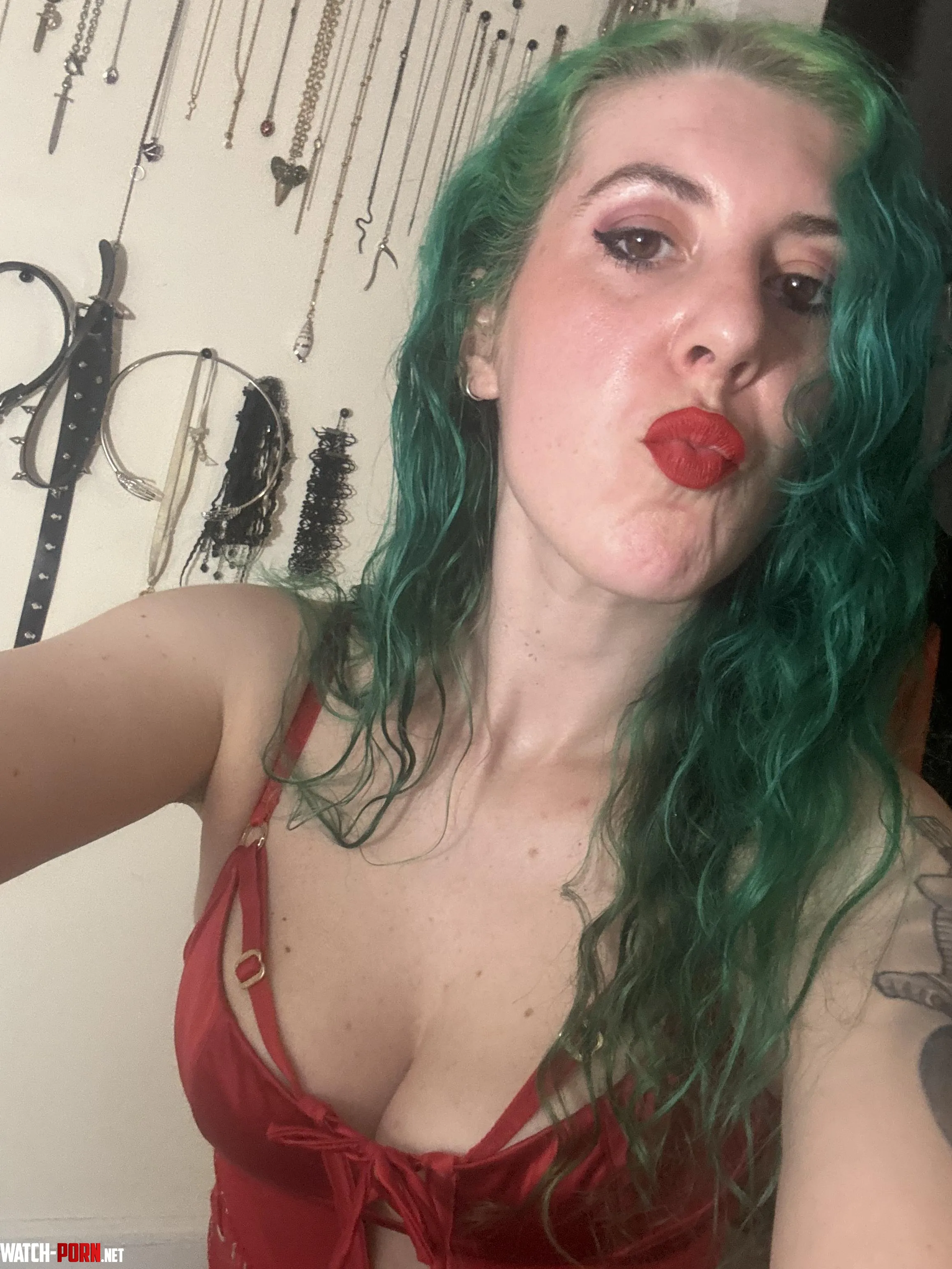 A red pucker by sirenskiss3