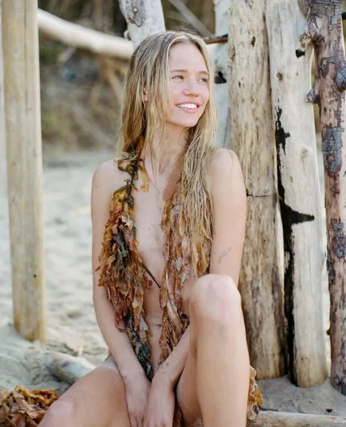 Thumbnail Amber Black: Discover the Allure of Models through BeerGoggles2022's Lens