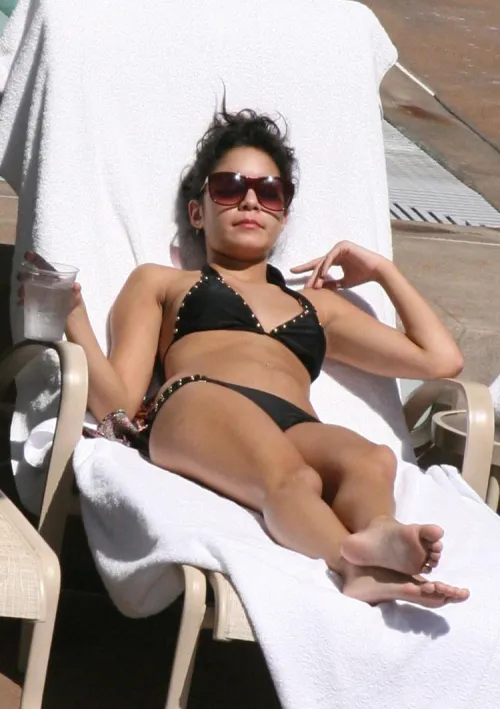 Thumbnail Lounging Vanessa IUTR: Unraveling Relaxation with Cheromo | FFNBPS