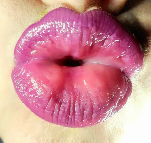 Thumbnail Luvtheselipz's Sensual Pouting: A Smooch to Remember