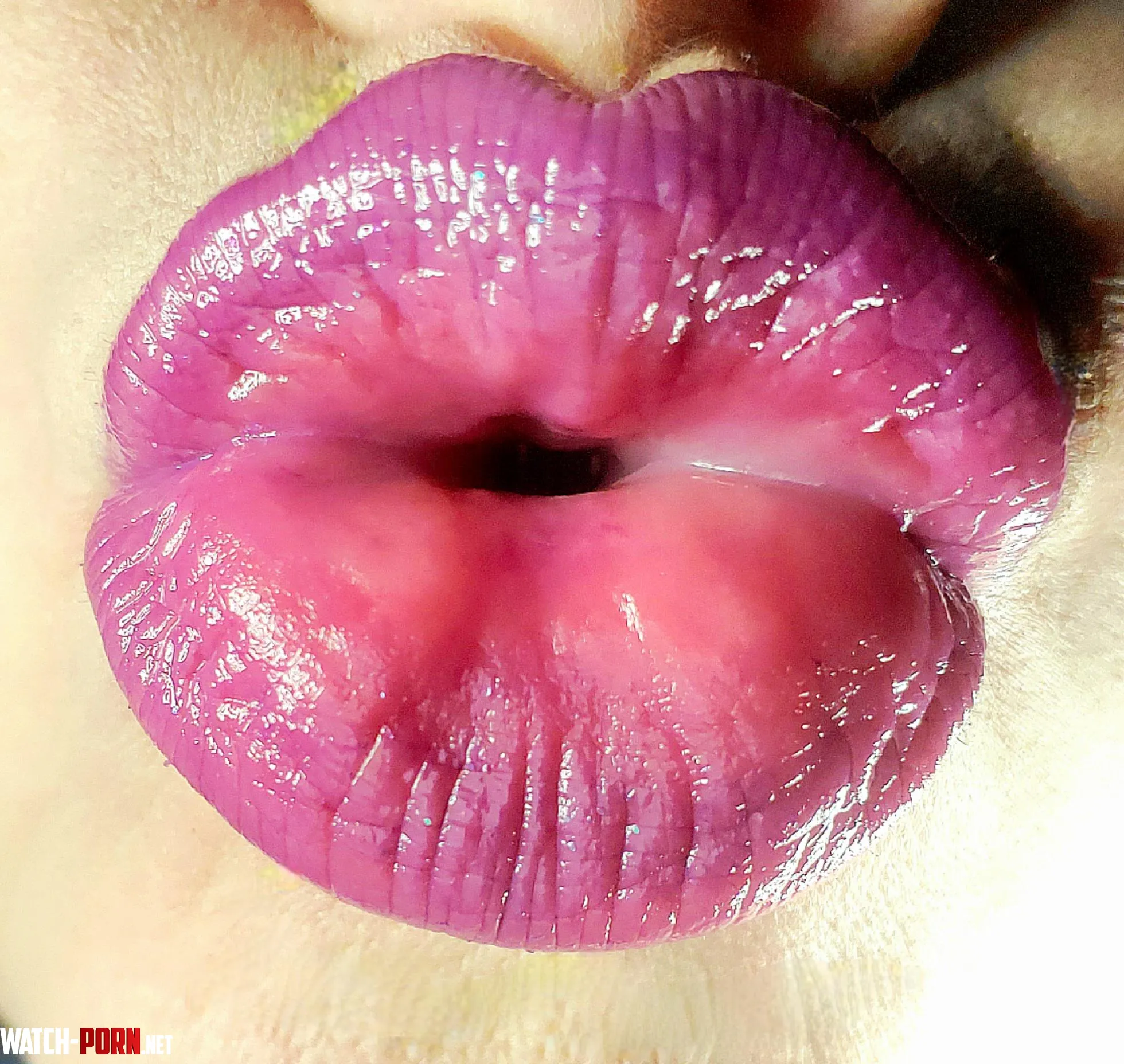 Smoooooch by luvtheselipz