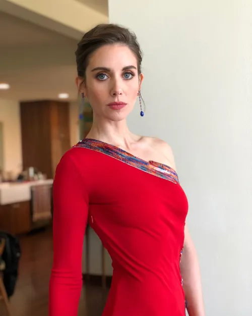 Thumbnail Alison Brie Stuns in Red: A Look at the JewishBabes Star | cor0094