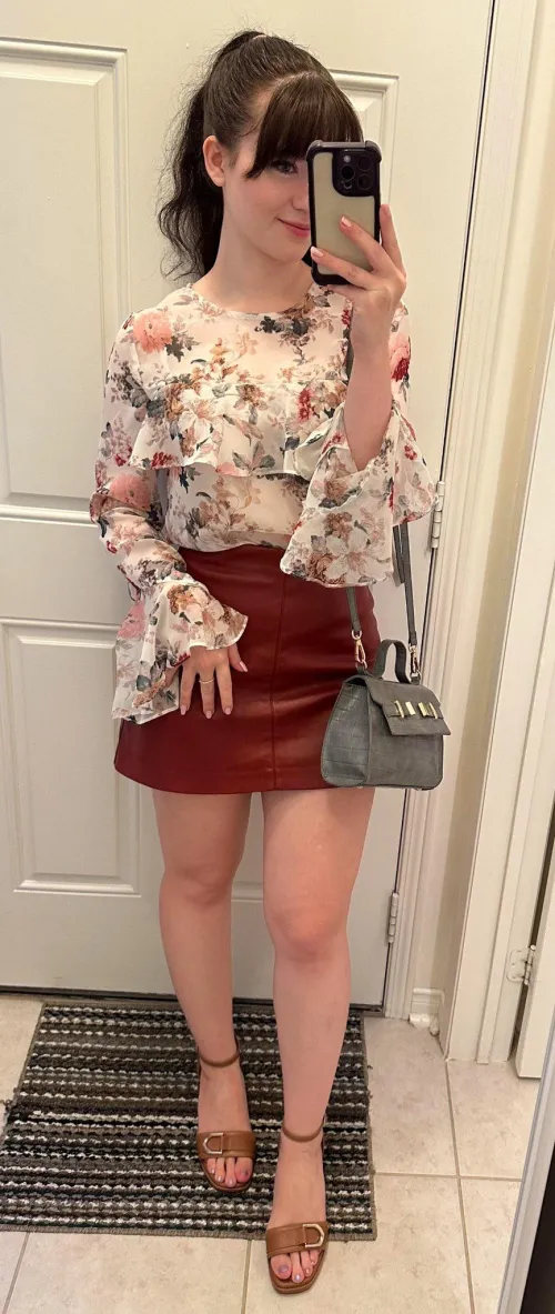 Thumbnail Off to Work in Style: Unveiling North_Confident's Miniskirt Magic