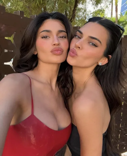 Thumbnail Two Massive Sluts: Pouting Perspectives from WestHalf8894
