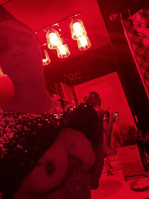 Thumbnail Bartender's Sneaky Selfie - SweetDaisyJay | shorthairchicks
