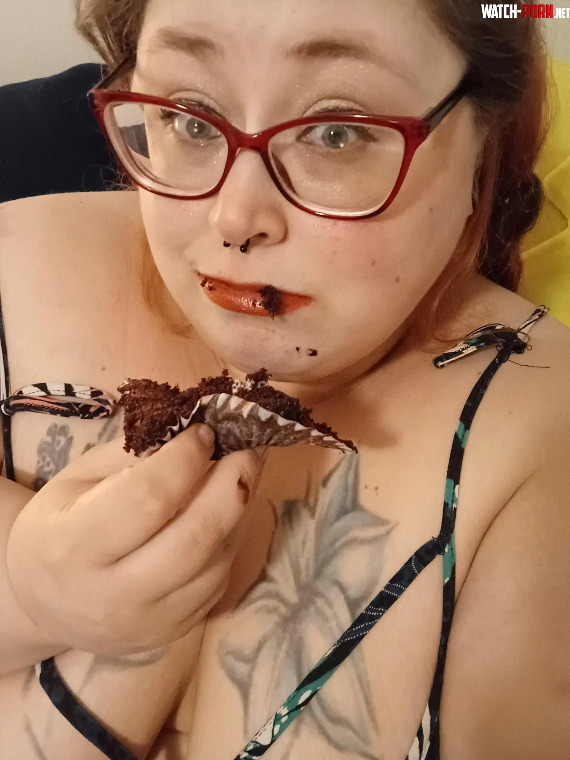 Fudge cupcakes  by Ashasaurusrex_kitteh