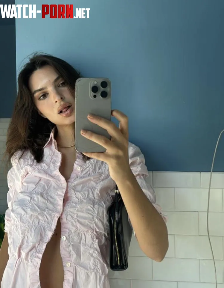 Emily Ratajkowski  by Caballeros_Andantes