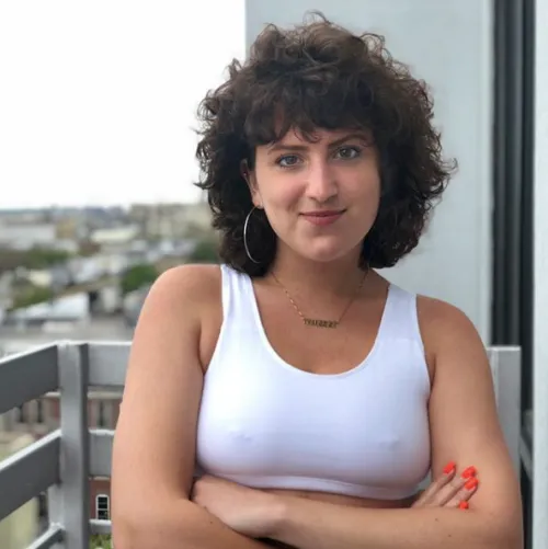 Thumbnail Emily Wilson: Highlighting the Humor of a JewishBabes Comedian | guitartoad