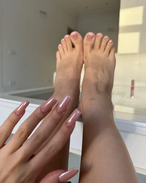 Thumbnail Riley White's Nail Delights | Zephyriflowers | nailFetish