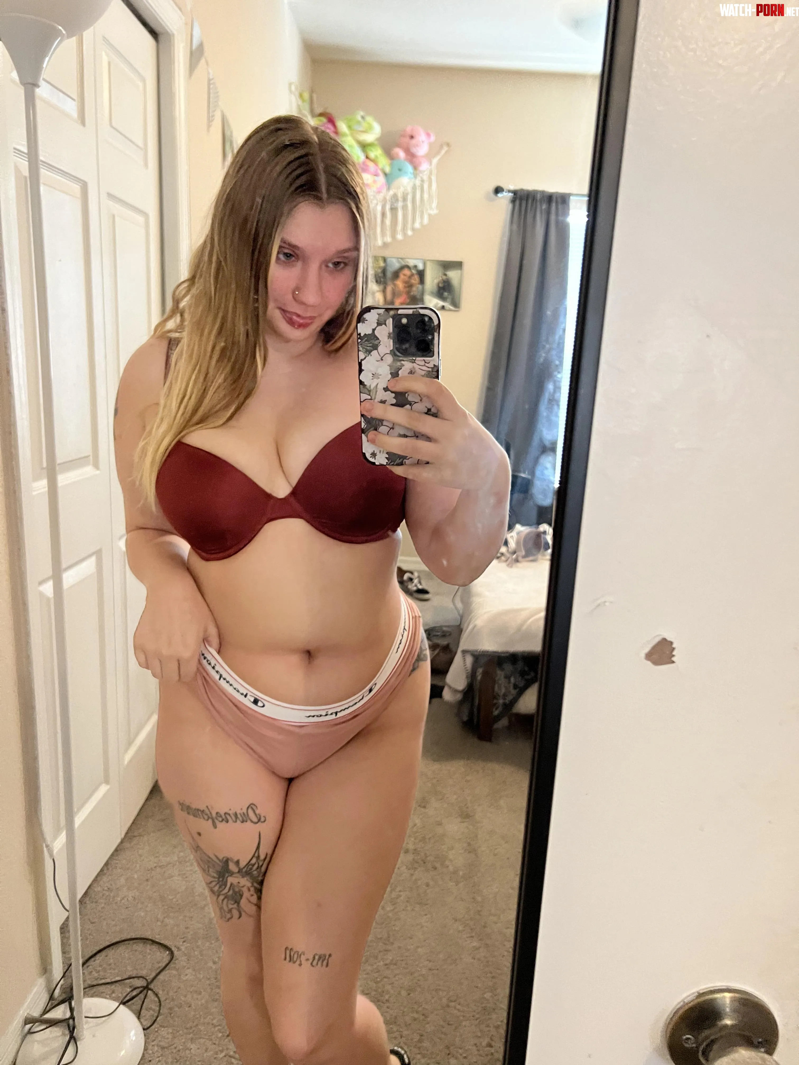 i know you like curvy  by Lexii_lyn