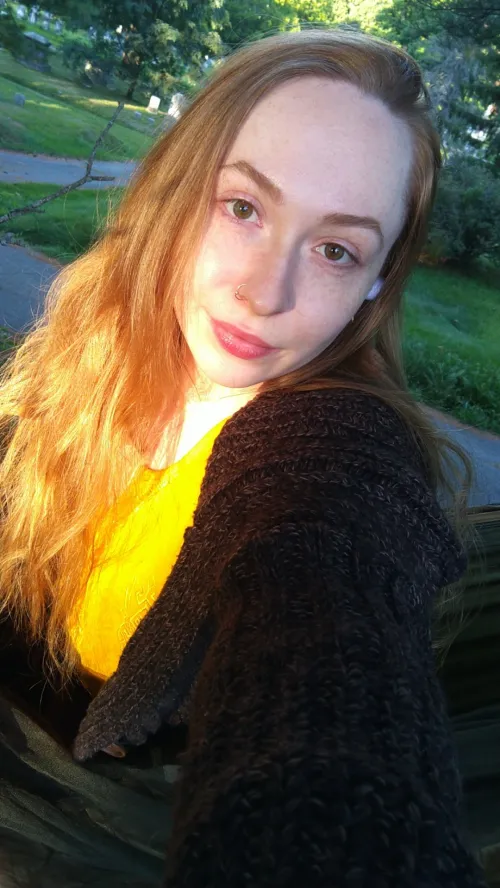 Thumbnail Fiery Beauty: Embracing Ginger Hair in Sunlight