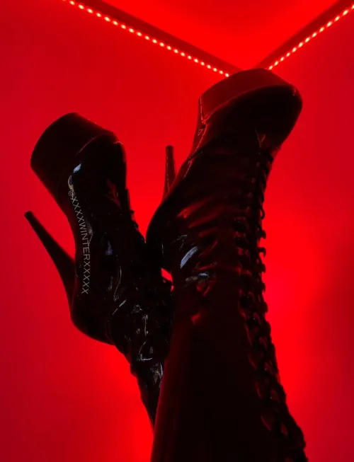 Thumbnail Discover XXXWinterXXX's Shimmering Content - What's the Outfit Made Of?