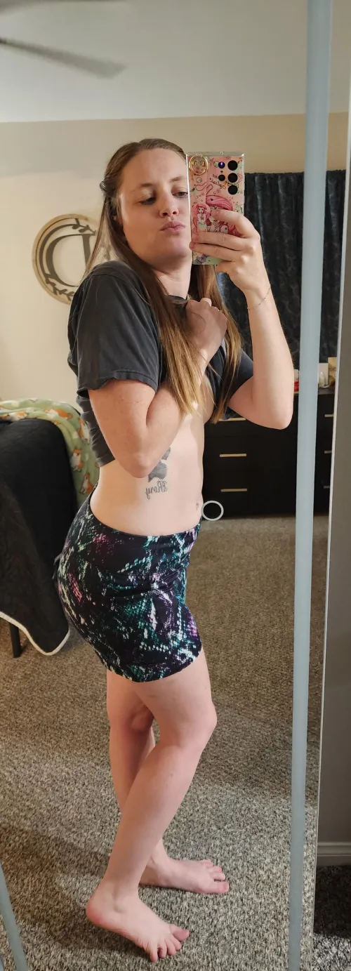 Thumbnail Chest Peeping Alert: Cissnei23's Provocative Gaze on Slutsofonlyfans
