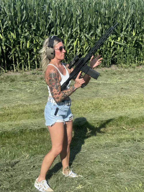 Thumbnail Happy Hump Day Greetings from the World of Girlswithguns by [deleted]