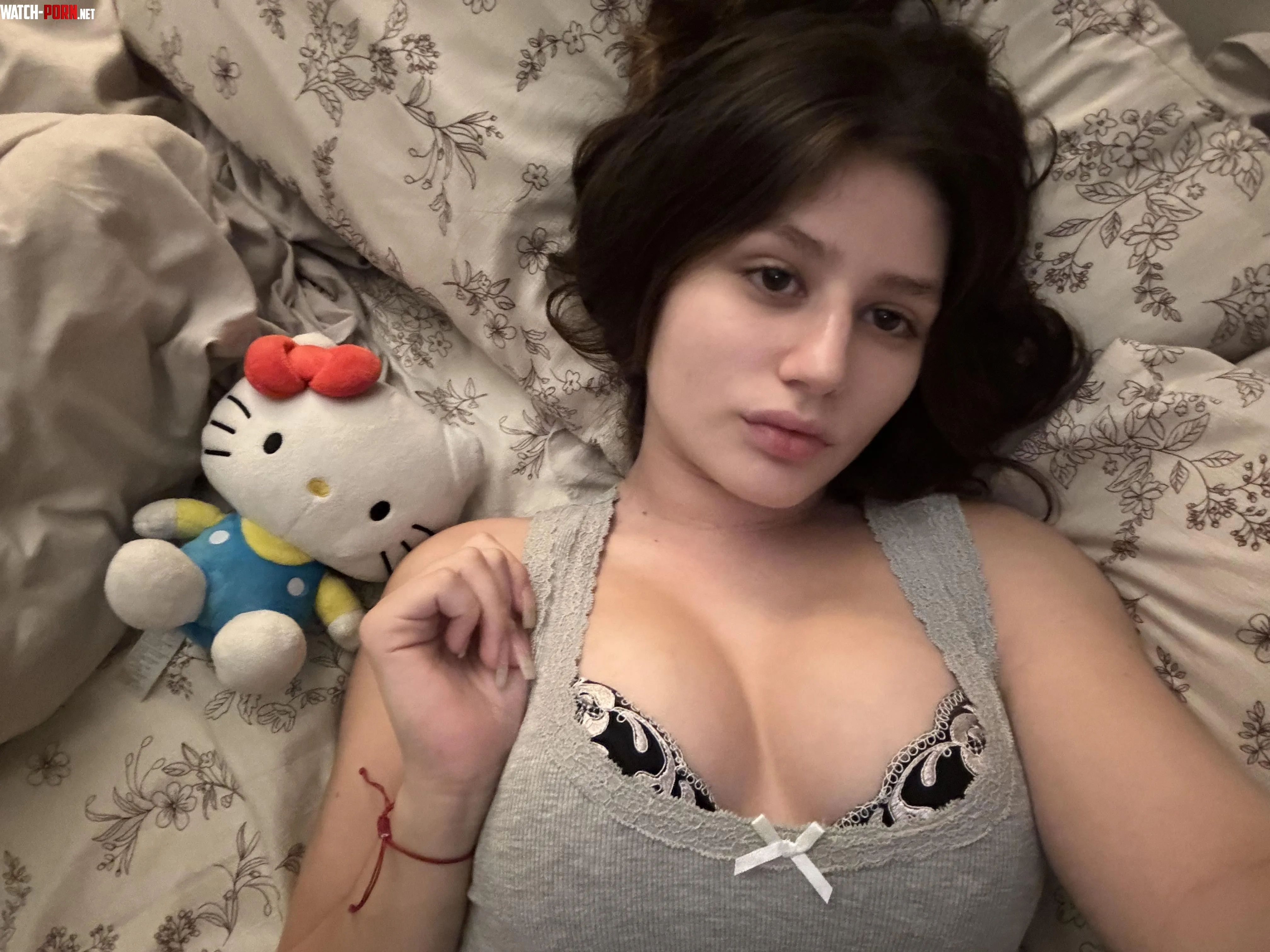 pues ven aqu y dile Hello a mi Kitty by Good-Profession-6618