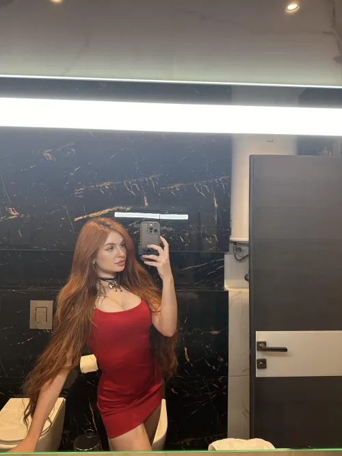 Thumbnail Curiosity Sparked: Piquing Interest with Mirror Selfies