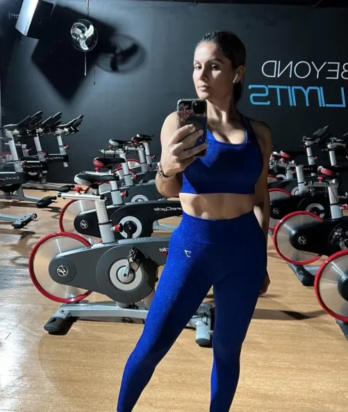 Thumbnail Xlina_1310's Gym Look: Electric Blue Croptop Fire