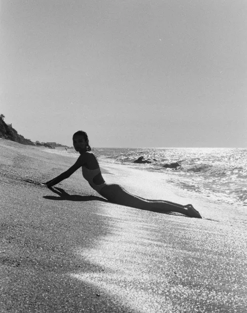 Thumbnail Timeless Contrast: Beach Fashion in Leotards