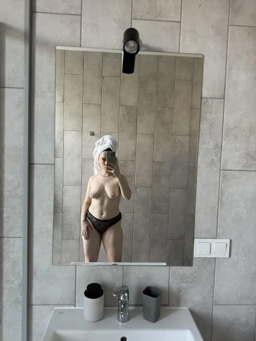 Thumbnail Intimate Encounter: Join kittynosekisses After the Shower - TotalBabes