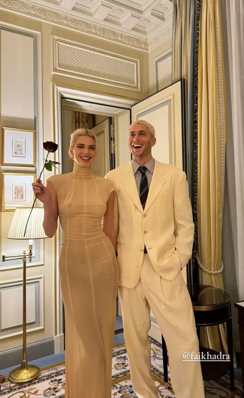 Thumbnail Unexpected Glamour: Sharing 'Is This What You Expected? Tell Me Honestly' by LovessFlower