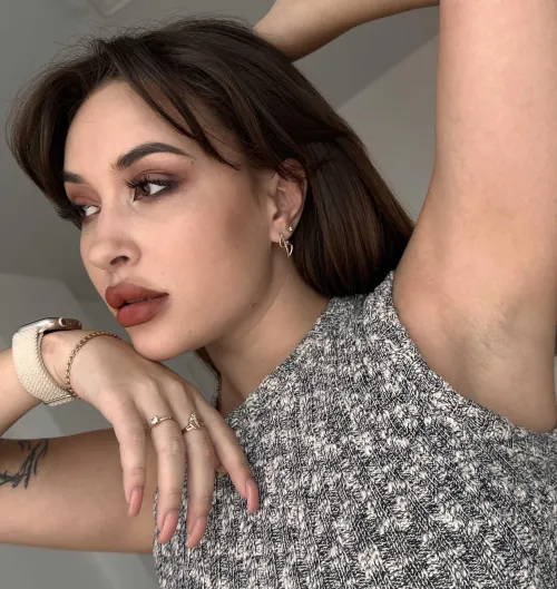 Thumbnail Fresh Sensations: Smooth Underarms Delight | SweetApplee