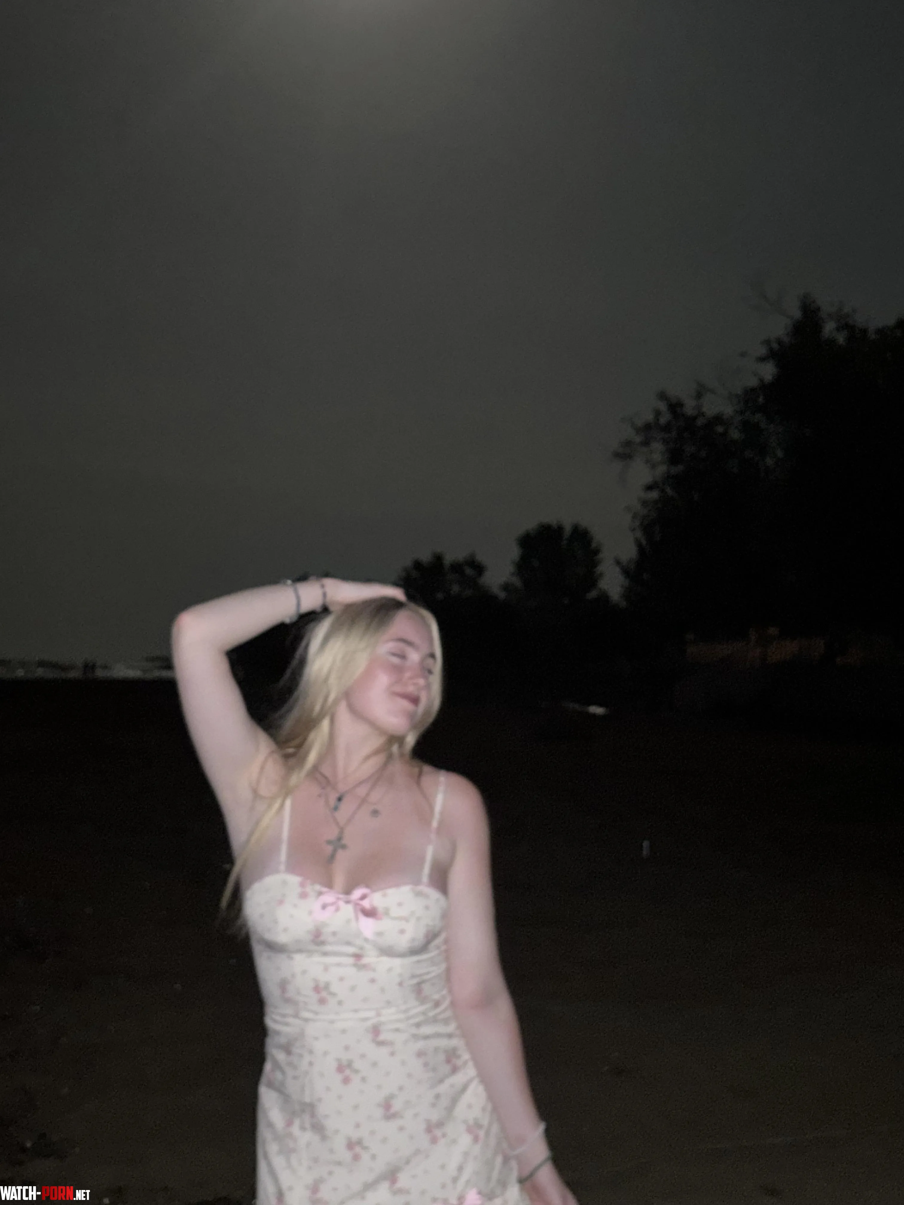 Can you take photos for me while I pose like this by goddesslissaxo