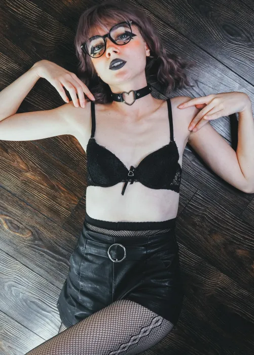 Thumbnail Comfort in Leather: MereOasis' ShinyPorn Wardrobe Choice