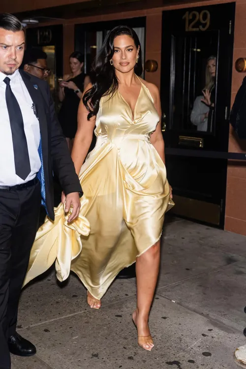 Thumbnail Ashley Graham: Unveiling a Fashion Model | Conscious-Dingo4463