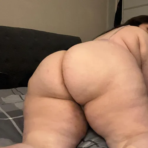 Thumbnail xehilia's Allure: Intrigued by ThickThighs Gaze