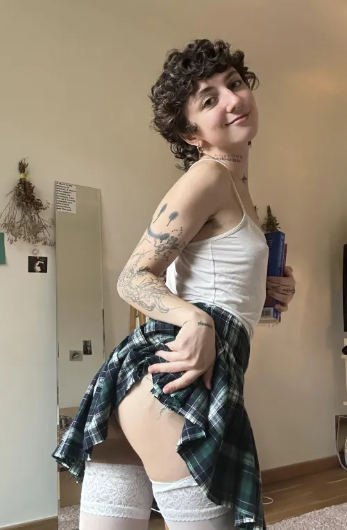 Thumbnail Upskirt Views: A Panty-Free Perspective