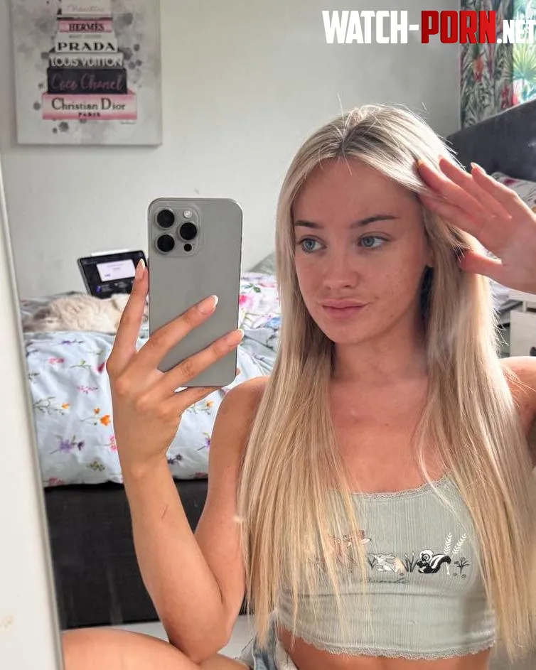 I felt beautiful in this top dont you think by Scarletteee1