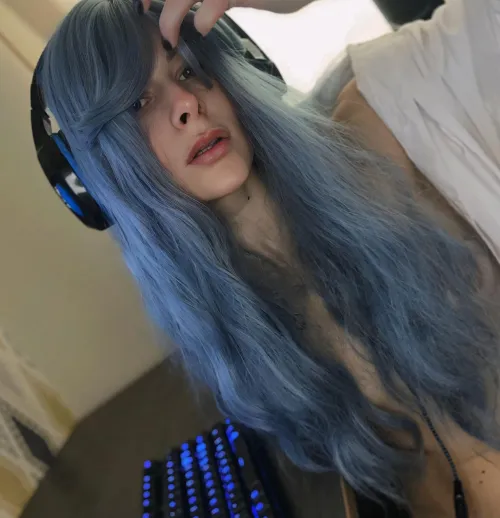 Thumbnail PurpleRainnss' Intriguing Appeal: Turned on by Blue Long Hair